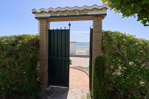 Uma entrada com portão e placa indicando 'Stella Maris Comunidad Privada'.