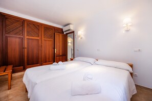 3 quartos, ferros/tábuas de passar roupa, roupa de cama