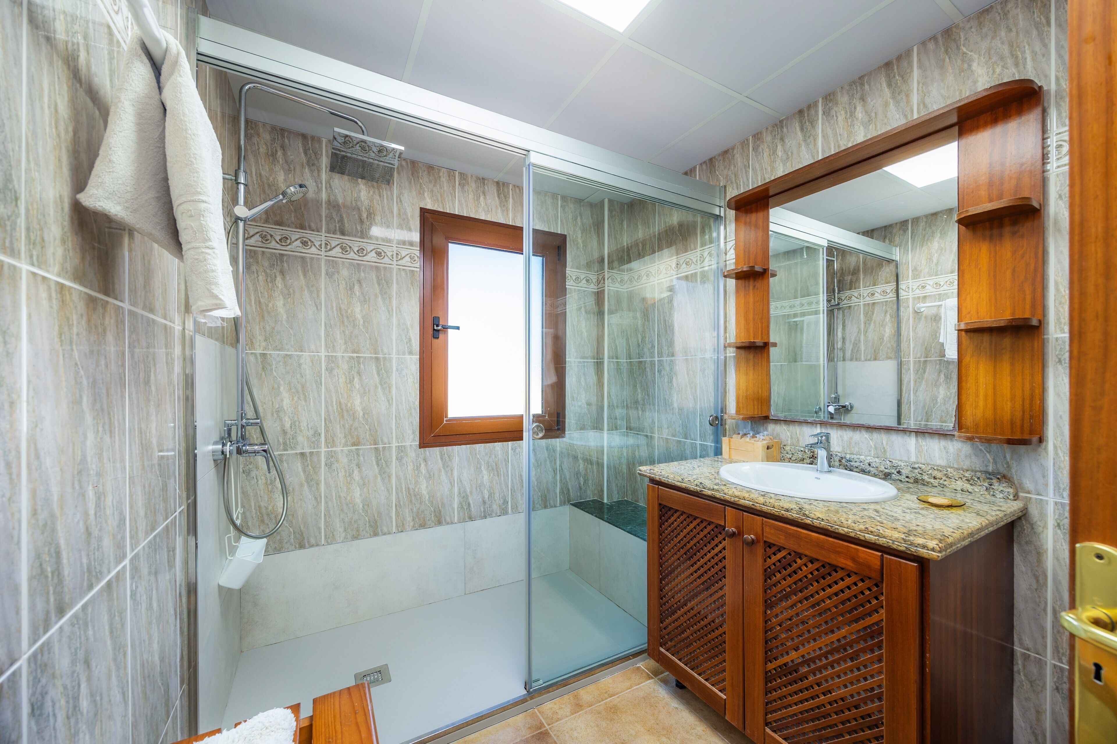 Badewanne, Haartrockner, Handtücher
