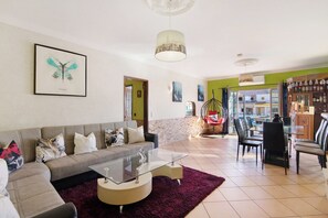 TV, fireplace - Mediterranean Villa "Calipso" with Wi-Fi, Terrace and Pool (Albufeira)