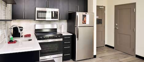 Refrigerador, microondas, horno y parrilla de estufa