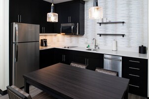 Muebles diferentes, escritorio y espacio para trabajar con laptop 