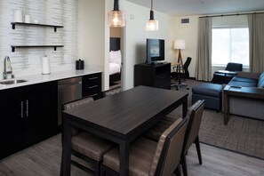 Individually furnished, desk, laptop workspace, blackout curtains - Residence Inn by Marriott Bakersfield West (Bakersfield)