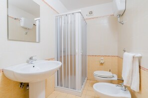 Banheira, secador de cabelo, toalhas de banho 