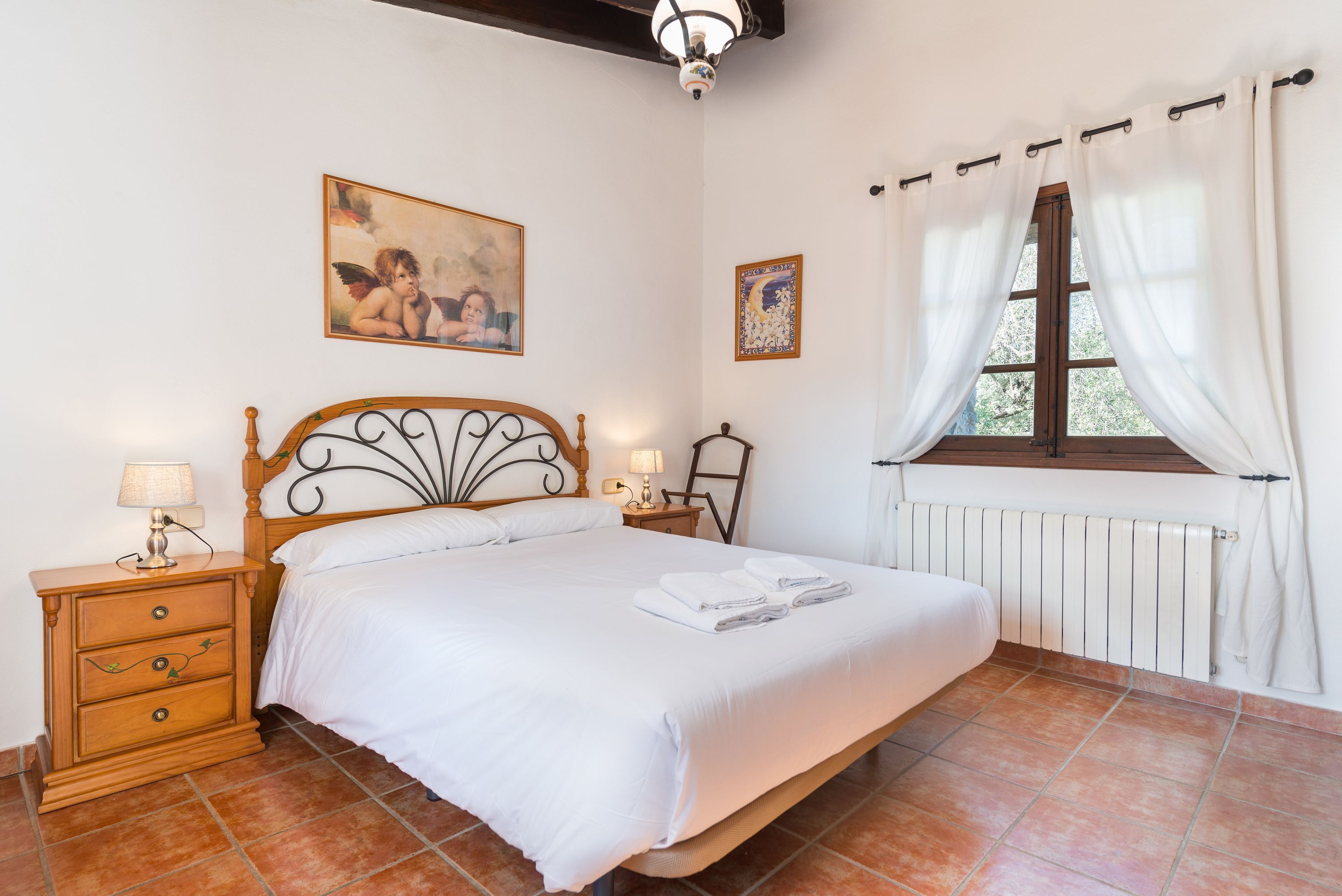 4 bedrooms, iron/ironing board, free WiFi, bed sheets