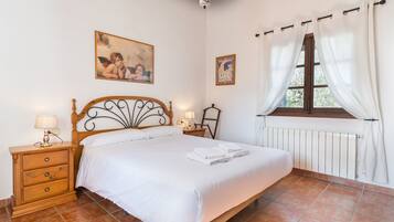 4 bedrooms, iron/ironing board, free WiFi, bed sheets