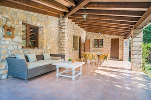 Outdoor dining - Finca in Idyllic Location with Terrace, Pool and Wi-Fi (Pollensa)