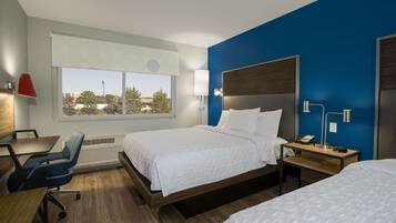 Quarto, 2 camas Queen | Escrivaninha, Wi-Fi de cortesia, roupa de cama