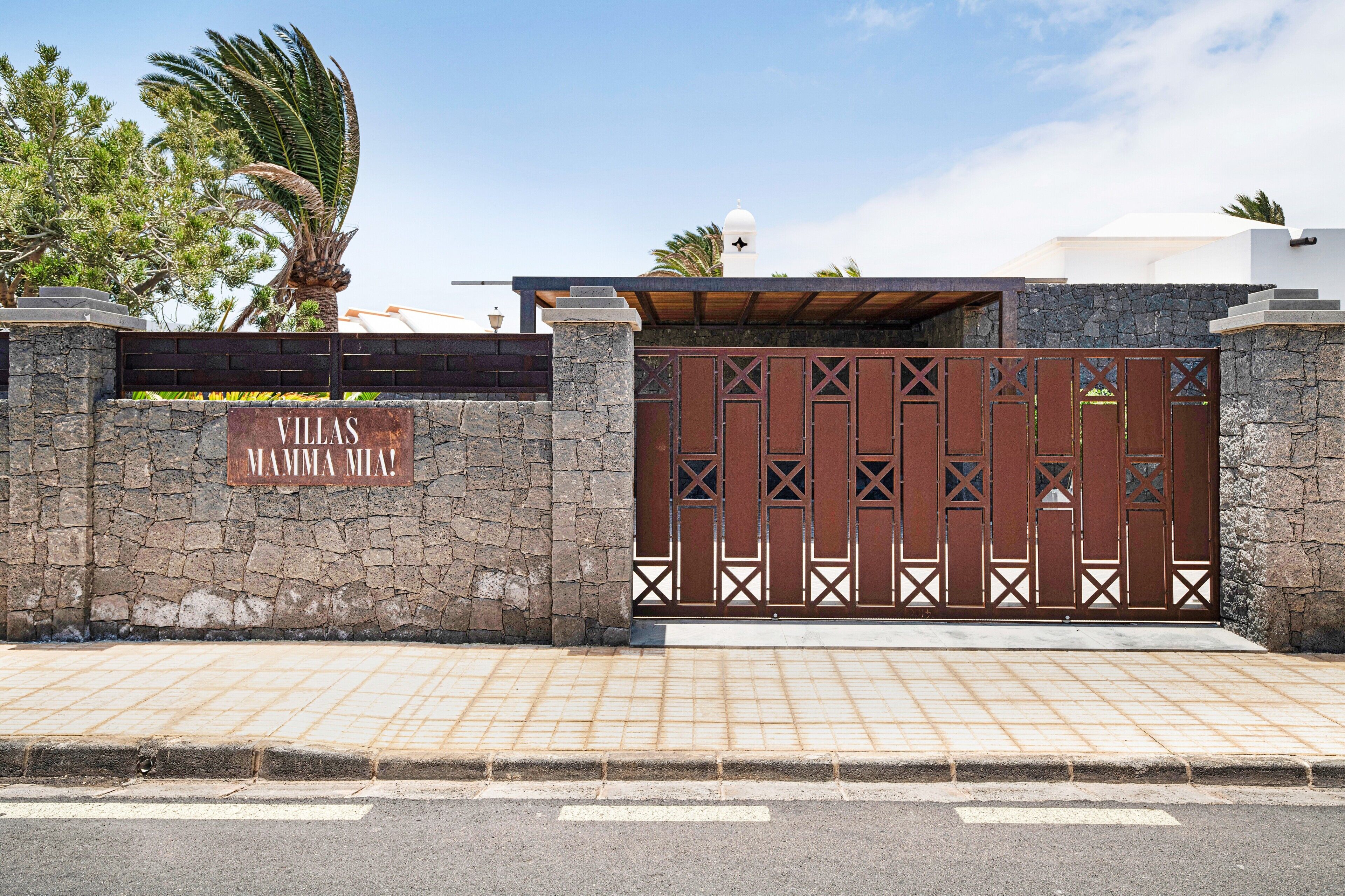 A gated entrance with a stone wall and a sign reading 'VILLAS MAMMA MIA.'