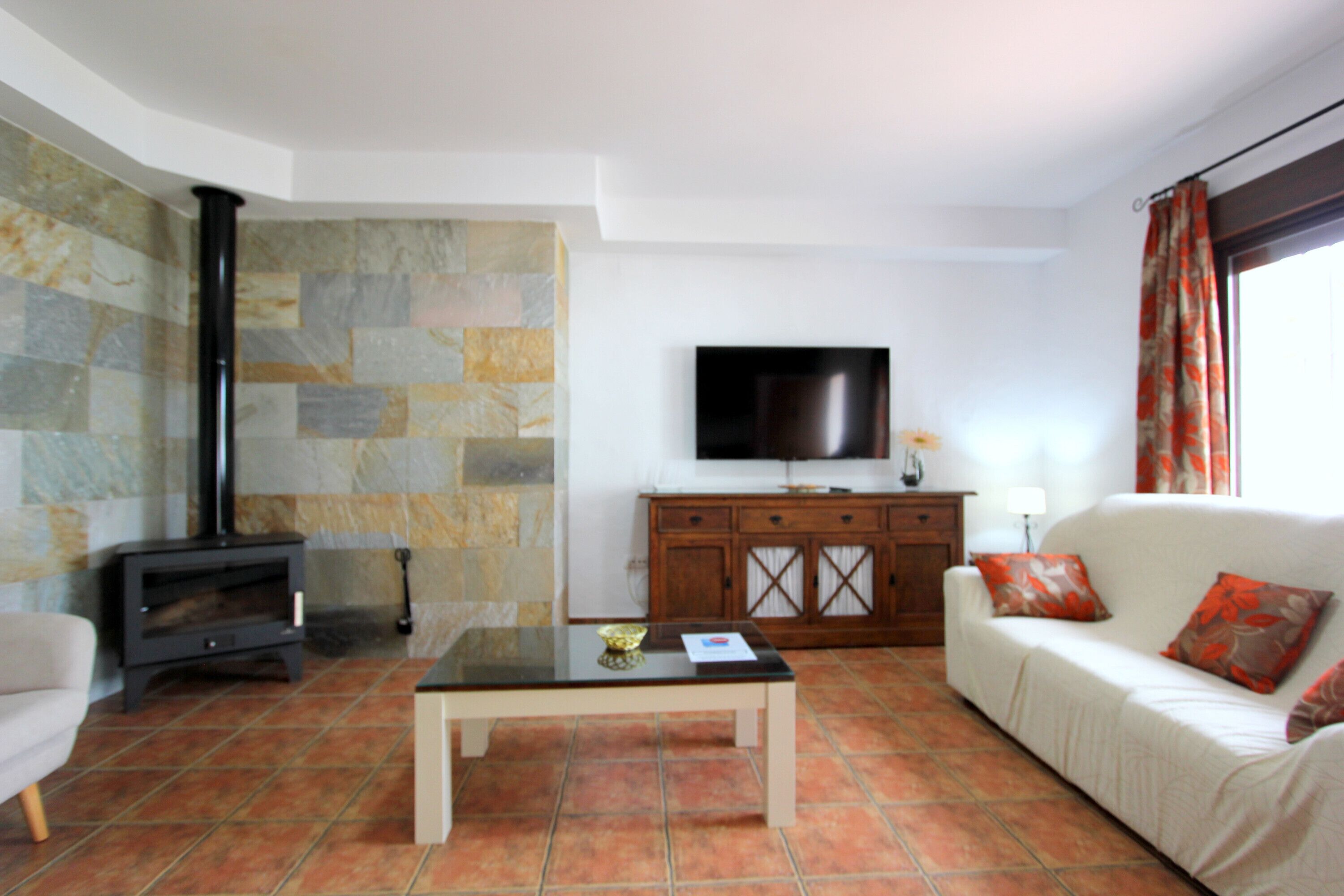 Een televisie en een open haard