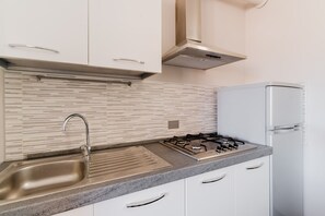 Frigorifero, microonde, forno, piano cottura