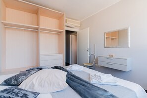 2 chambres, fer et planche à repasser, Wi-Fi, draps fournis