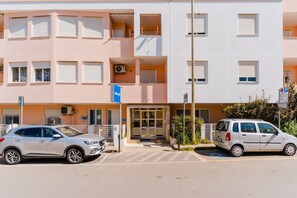 Exterior - Modern apartment with air conditioning and balcony; pets allowed (Otranto)