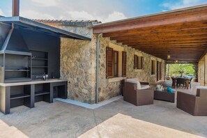 Outdoor dining - Finca Can Pedro for 8 persons near Ariany Mallorca (Ariany)