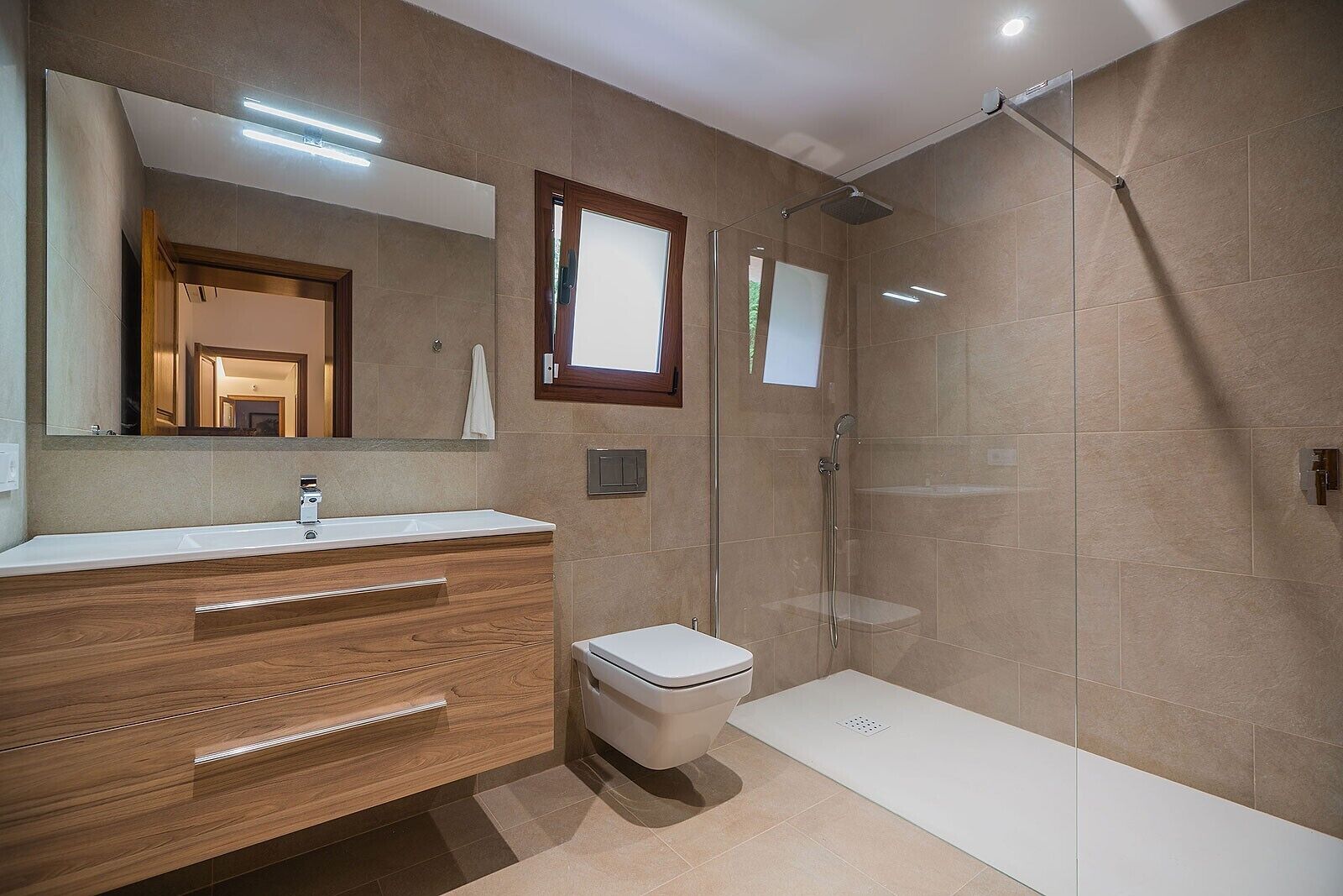Badewanne, kostenlose Toilettenartikel, Haartrockner, Handtücher