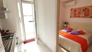 1 habitación, tabla de planchar con plancha, wifi gratis y ropa de cama