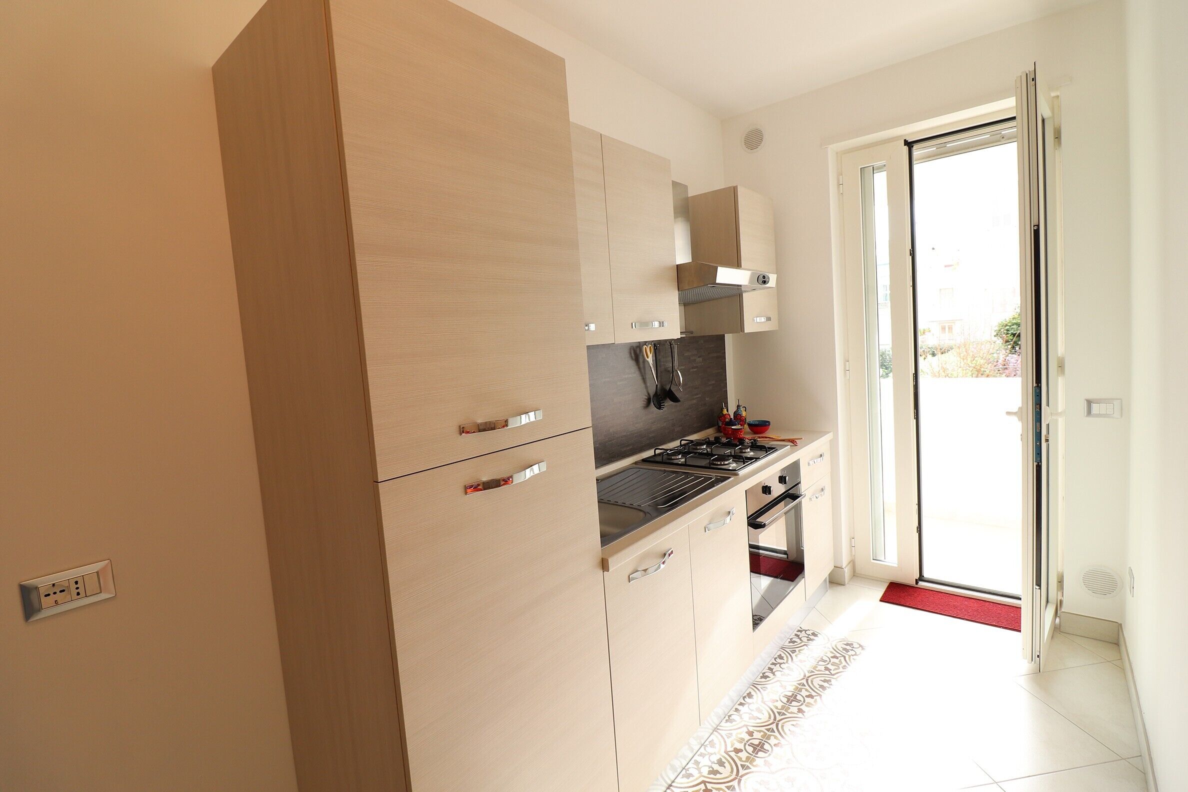 Refrigerador, horno, placa de cocina, silla alta para bebés