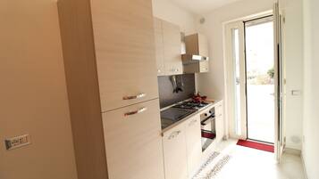 Refrigerador, horno, placa de cocina, silla alta para bebés