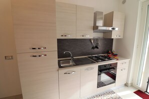 Kühlschrank, Ofen, Herdplatte, Hochstuhl