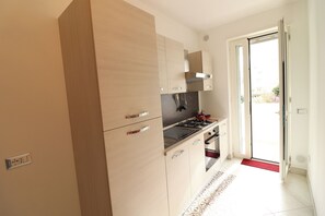 Kühlschrank, Ofen, Herdplatte, Hochstuhl