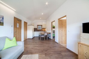 TV - Cosy Apartment Cevedale on Mountain Farm with Terrace & Unique Farming Experiences. (Kastelbell-Tschars)