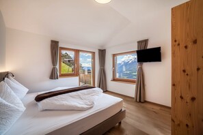 2 bedrooms, free WiFi, bed sheets - Cosy Apartment Cevedale on Mountain Farm with Terrace & Unique Farming Experiences. (Kastelbell-Tschars)