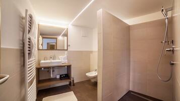 Een douche, een haardroger, handdoeken