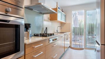 KĂŒhlschrank, Mikrowelle, Ofen, Herdplatte