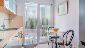 Een koelkast, een microgolfoven, een oven, een kookplaat