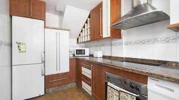 Frigorífico, microondas, horno y placa de cocina