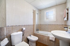 Badkar, gratis toalettartiklar, hårtork och handdukar