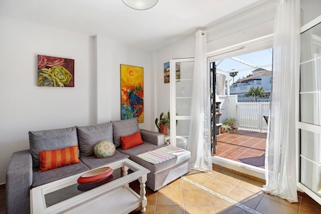 TV. Cozy Holiday Home "Casa Costa Ballena Dahlia" near the Beach with Wi-Fi, Pool