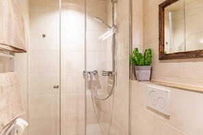 Een douche, gratis toiletartikelen, een haardroger, handdoeken