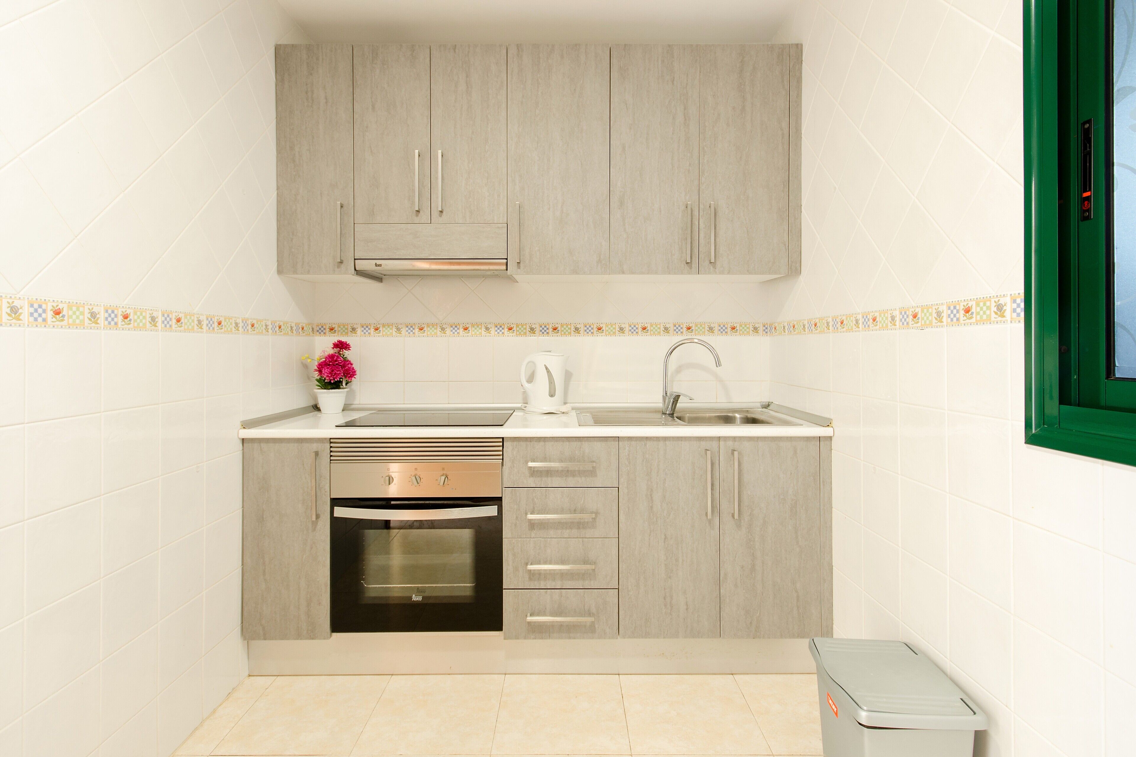 雪櫃、微波爐、焗爐、爐具