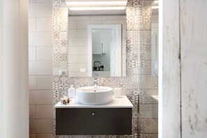 Kylpyamme, ilmaiset hygieniatuotteet, hiustenkuivaaja, pyyhkeet