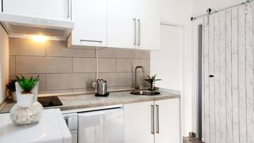 Fridge, microwave, stovetop, coffee/tea maker