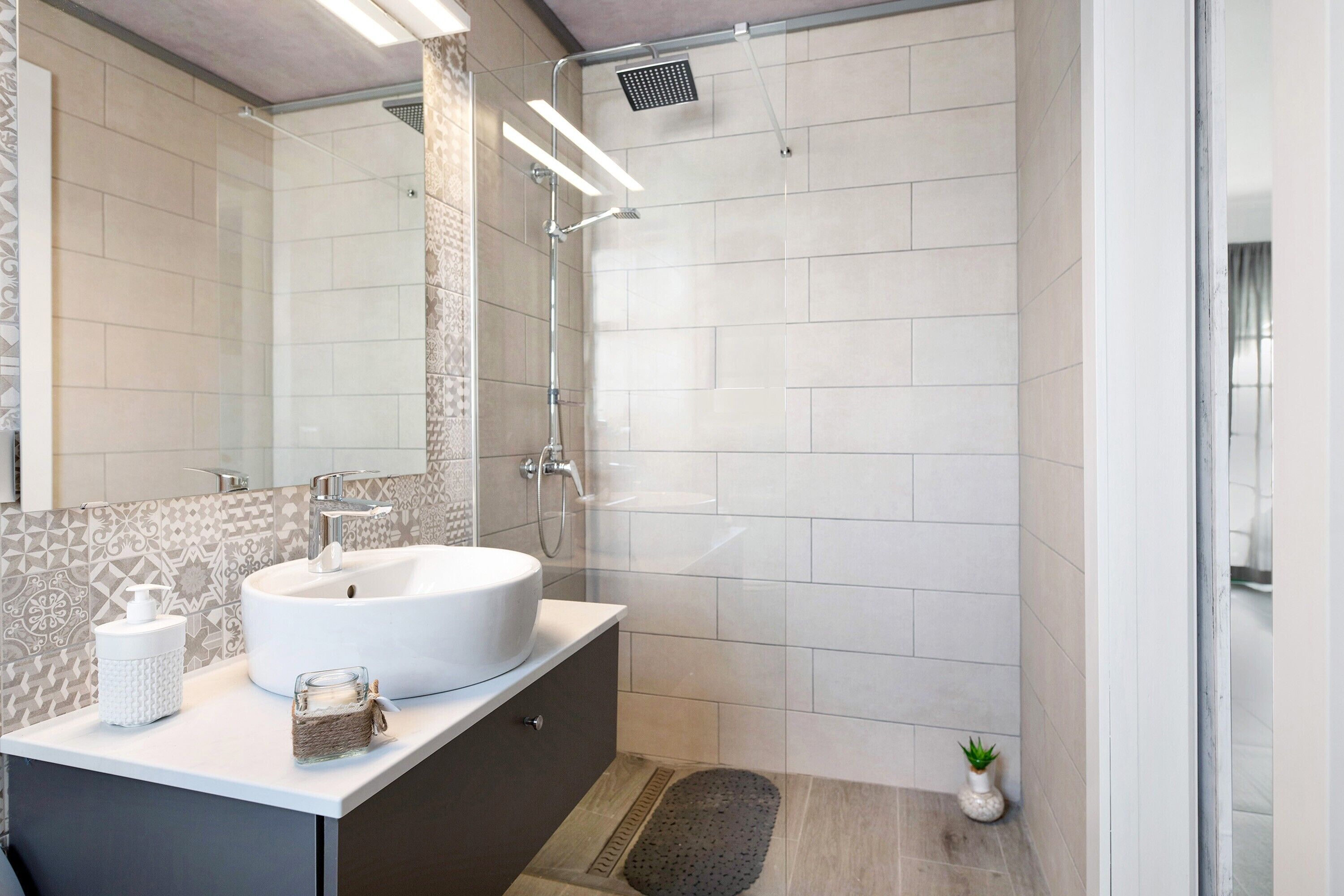 Badewanne, kostenlose Toilettenartikel, Haartrockner, Handtücher