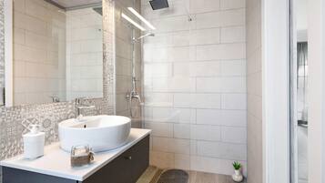 Badewanne, kostenlose Toilettenartikel, Haartrockner, Handtücher