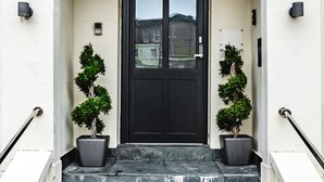L’entrée d’un immeuble, avec une plaque indiquant : « BROOKLANDS LODGE ».