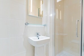 Quadruple Room | Bathroom - Brooklands Lodge (Bournemouth)
