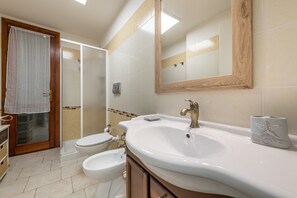 Douche, sèche-cheveux, serviettes fournies