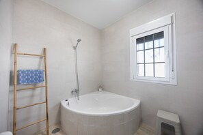 Badewanne, kostenlose Toilettenartikel, Handtücher