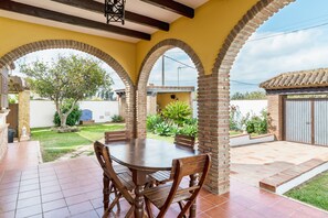 Outdoor dining - Family Home "La Lobita 1" Short Drive from Beach with Pool, Terrace and Wi-Fi (Conil de la Frontera)