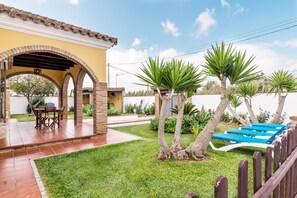 Outdoor dining - Family Home "La Lobita 1" Short Drive from Beach with Pool, Terrace and Wi-Fi (Conil de la Frontera)
