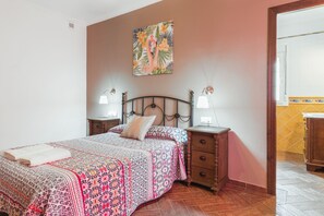 3 bedrooms, iron/ironing board, free WiFi, bed sheets - Family Home "La Lobita 1" Short Drive from Beach with Pool, Terrace and Wi-Fi (Conil de la Frontera)