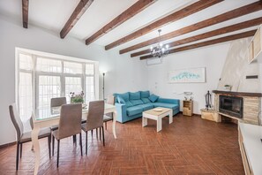 TV, fireplace, ping pong - Family Home "La Lobita 1" Short Drive from Beach with Pool, Terrace and Wi-Fi (Conil de la Frontera)