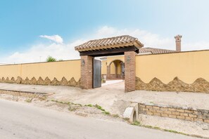 Exterior - Family Home "La Lobita 1" Short Drive from Beach with Pool, Terrace and Wi-Fi (Conil de la Frontera)