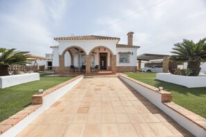 Terrace/patio - Family Home "La Lobita 1" Short Drive from Beach with Pool, Terrace and Wi-Fi (Conil de la Frontera)