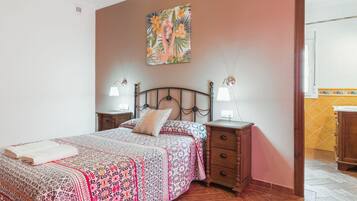 3 bedrooms, iron/ironing board, free WiFi, bed sheets