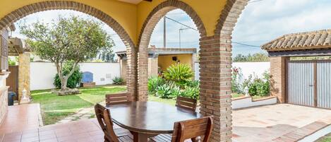 تناول الطعام بالخارج